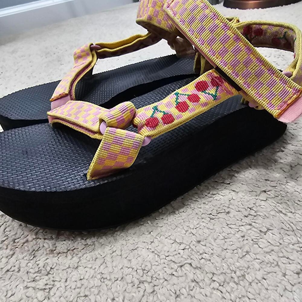 Teva Cherry Blossom Strappy Sandals Size 8 - Picture 3 of 4